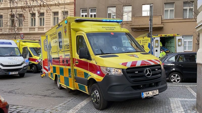 Záchranářům v Praze se u případu rozbila sanitka. Když přijela náhradní, nabourala